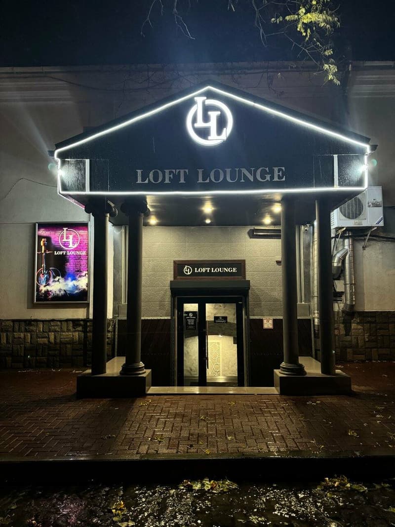 Фасад кальянной Loft Lounge на улице Победы, 103 в Ейске вечером